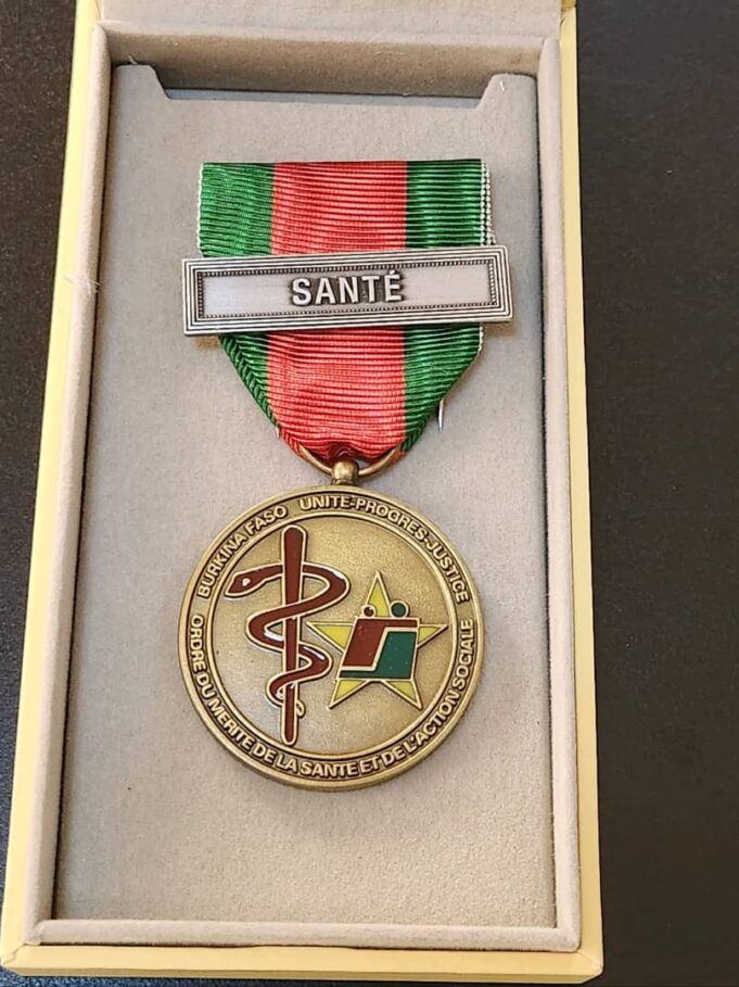 Journée Mondiale de Lutte contre le SIDA : Une mine de Endeavour Mining décorée Chevalier de l’Ordre