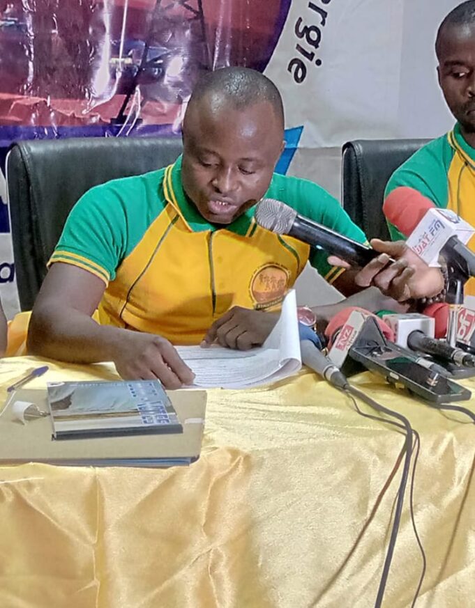 A protest at the Ministry of Mines: The National Syndicate of Mining and Energy Workers (SYNATRAME) organised a press conference at the labour exchange to denounce their working conditions