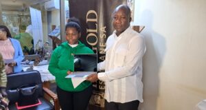 Education : La société minière IAMGOLD Essakane SA offre 32 ordinateurs portables aux meilleurs bacheliers 2022