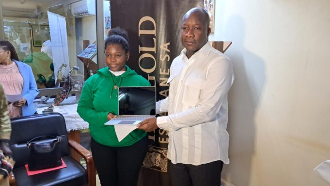 Education: mining company IAMGOLD Essakane SA offers 32 laptops to the best 2022 graduates