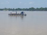 Dredging for gold: a dangerous activity in the bed of the River Niger