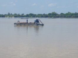 Dredging for gold: a dangerous activity in the bed of the River Niger