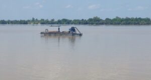 Orpaillage par dragage, une activité dangereuse dans le lit du fleuve Niger