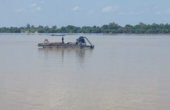 Orpaillage par dragage, une activité dangereuse dans le lit du fleuve Niger