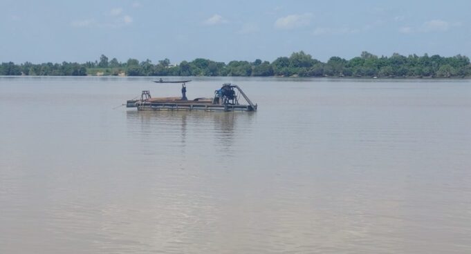 Dredging for gold: a dangerous activity in the bed of the River Niger