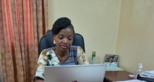 #Femme_dans_le_secteur_minier : KOBYAGDA T.R Estelle épouse DOLLY, une Juriste chevronnée au ministère des mines