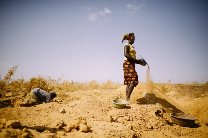 Sénégal : 50% de la main d’œuvre dans la mine artisanale sont les femmes qui gagnent moins que les hommes