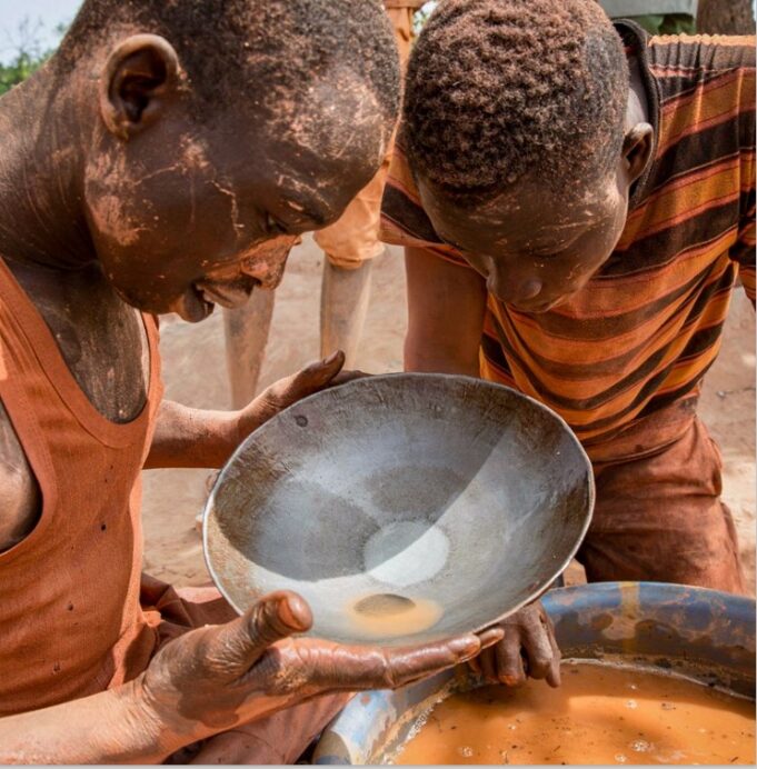 Burkina Faso : Entre 15 à 30 tonnes d’or des mines artisanales fraudées par an
