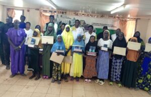 Burkina Faso : Les femmes de la mine d’Essakane octroient 120 bourses à des jeunes filles vulnérables des communautés locales