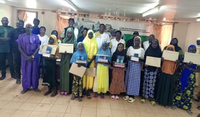 Burkina Faso : Les femmes de la mine d’Essakane octroient 120 bourses à des jeunes filles vulnérables des communautés locales