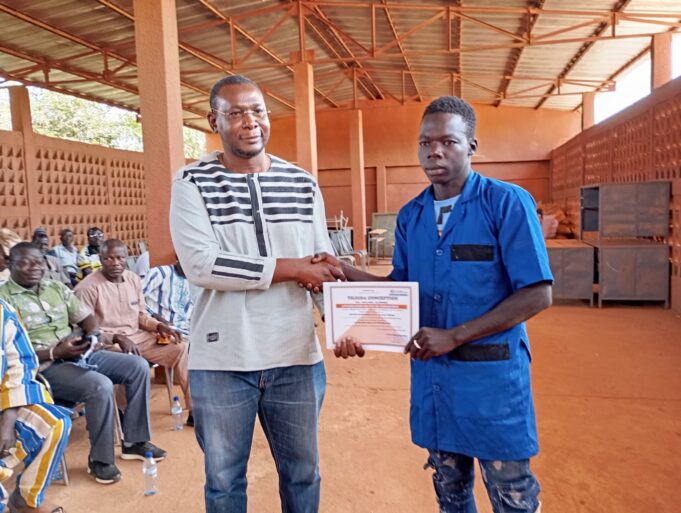 Burkina Faso : La mine de SOMISA s’investit dans la formation professionnelle d’une douzaine de jeunes des villages impactés, en menuiserie
