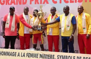 Cyclisme : Adèle Guissou et Rachid Bouda, vainqueurs de la « pédale de la paix et de la résilience » 2025 d’Iamgold Essakane