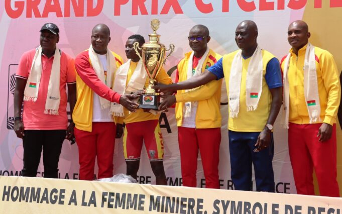 Cyclisme : Adèle Guissou et Rachid Bouda, vainqueurs de la « pédale de la paix et de la résilience » 2025 d’Iamgold Essakane