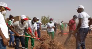 Journées nationales d’engagement patriotique : Le ministère des mines nettoie le marché de Garghin