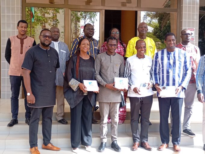 Alphabétisation en langue nationale : IAMGOLD Essakane SA offre 200 kits digitaux au ministère de l’éducation de base