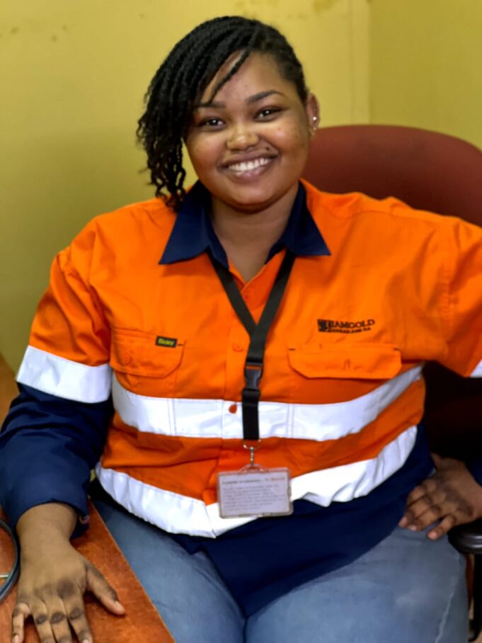 « Je souhaite créer ma propre structure qui alliera expertise minière, environnement et bien-être communautaire », Kiello Gani Aissata Djamila, étudiante en Mines et Carrières