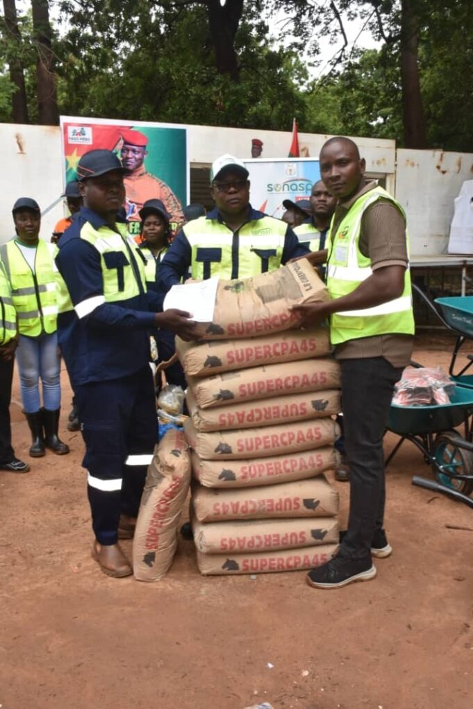 Burkina Faso: Le personnel de la Sonasp fait un don de 15 tonnes de ciment à Faso Mébo
