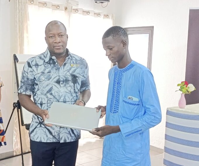 Burkina Faso : IAMGOLD Essakane SA octroie des bourses d’études universitaires aux enfants de son personnel