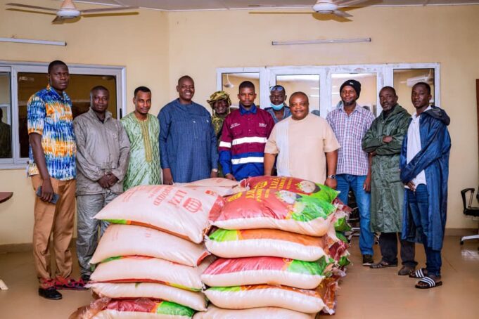 SOGA SA, sous-traitant de BISSA GOLD, a fait un don de vivres aux FDS et VDP de Sabsé