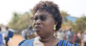 Priscille Zongo de la Chambre des Mines, élevée au rang d’Officier de l’Ordre de Mérite du Commerce et de l’industrie, avec agrafe Mine et Carrières