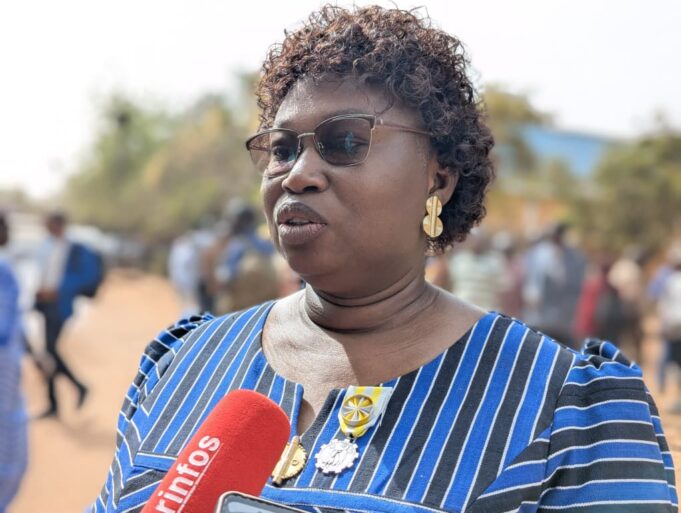 Priscille Zongo de la Chambre des Mines, élevée au rang d’Officier de l’Ordre de Mérite du Commerce et de l’industrie, avec agrafe Mine et Carrières