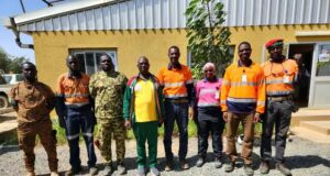 Burkina Faso : 𝐋𝐞 𝐆𝐨𝐮𝐯𝐞𝐫𝐧𝐞𝐮𝐫 𝐝𝐞 𝐥𝐚 𝐫𝐞́𝐠𝐢𝐨𝐧 𝐝𝐞 𝐥’𝐄𝐬𝐭 𝐑𝐚𝐦 𝐉𝐨𝐬𝐞𝐩𝐡 𝐊𝐀𝐅𝐀𝐍𝐃𝐎 visite le site minier de 𝐁𝐨𝐮𝐧𝐠𝐨𝐮