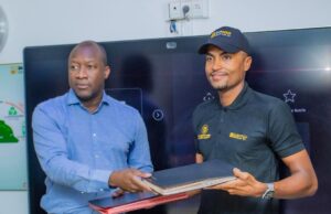 Le champion cycliste 𝐏𝐚𝐮𝐥 𝐃𝐀𝐔𝐌𝐎𝐍𝐓, 𝐀𝐦𝐛𝐚𝐬𝐬𝐚𝐝𝐞𝐮𝐫 𝐈𝐀𝐌𝐆𝐎𝐋𝐃 𝐄𝐬𝐬𝐚𝐤𝐚𝐧𝐞 𝐒𝐀