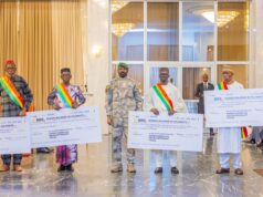 Mali/ Fonds minier de développement local : Remise symbolique des chèques à 9 collectivités territoriales par le Président Assimi GOÏTA
