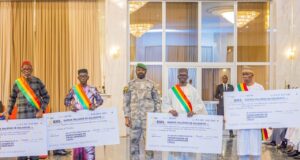 Mali/ Fonds minier de développement local : Remise symbolique des chèques à 9 collectivités territoriales par le Président Assimi GOÏTA