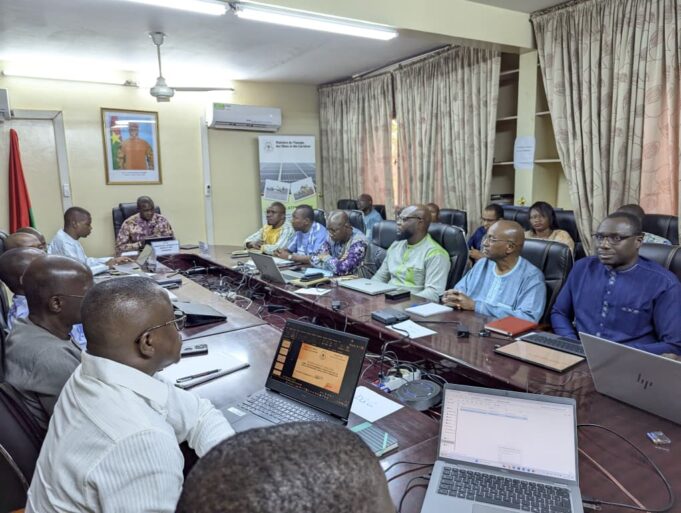 Bilan énergie 2025: Construction des centrales solaires et thermiques pour renforcer la capacité de production en 2025